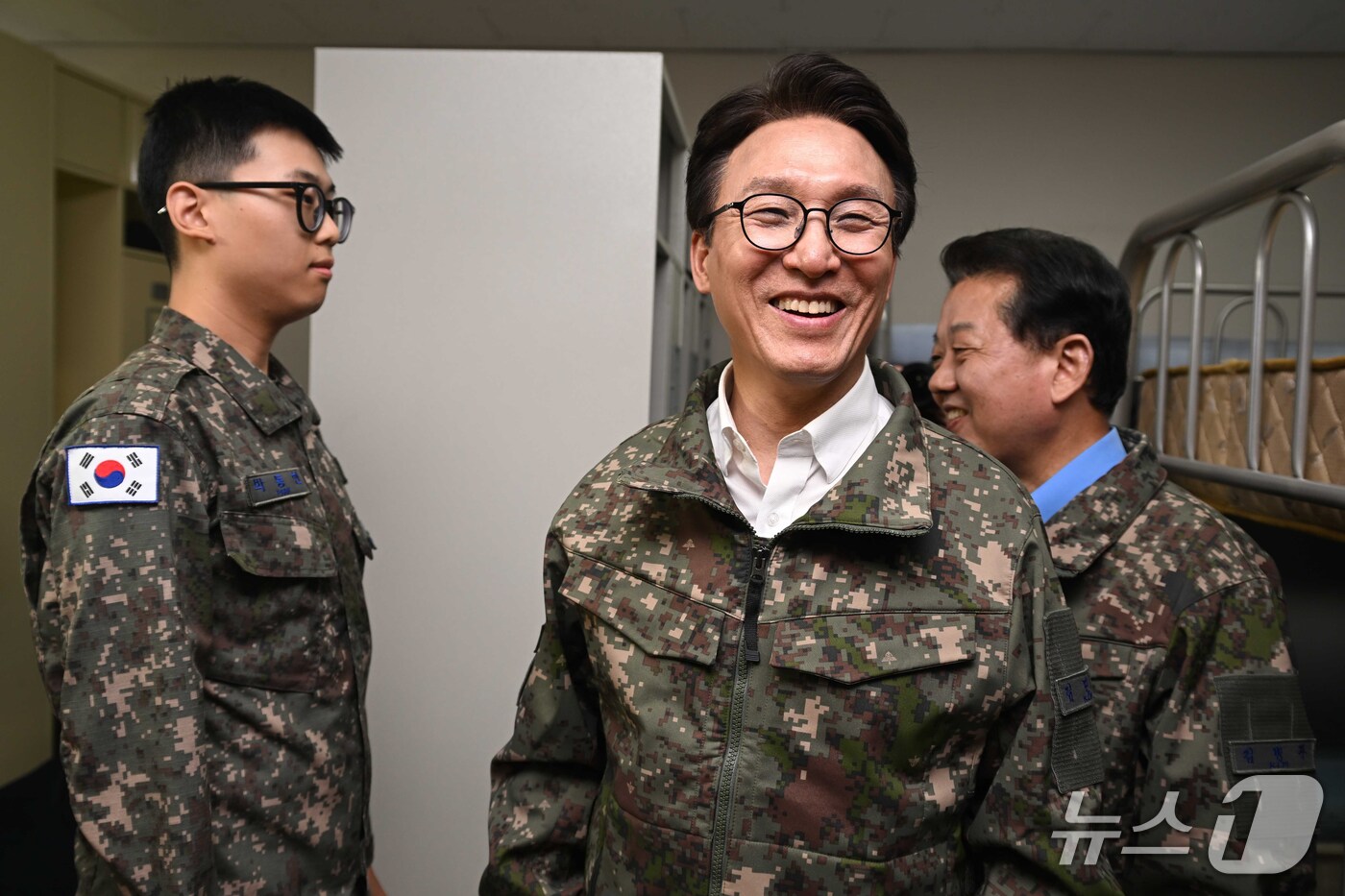 (김포=뉴스1) 국회사진기자단 = 김민석 더불어민주당 대표가 23일 오후 경기 김포시 공군3미사일방어여단 예하부대 새내기생활관을 찾아 전입신병을 독려하며 미소를 짓고 있다. 202 …