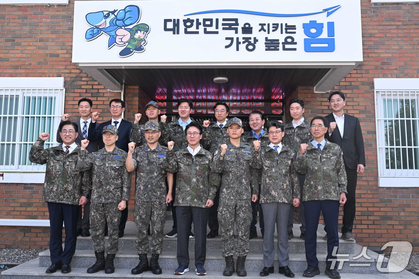 (김포=뉴스1) 국회사진기자단 = 김민석 더불어민주당 대표가 23일 오후 경기 김포시 공군3미사일방어여단 예하부대를 방문해 장병들과 기념촬영을 하고 있다. 2026.9.23/뉴스1 …