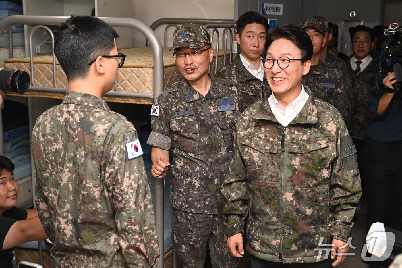 (김포=뉴스1) 국회사진기자단 = 김민석 더불어민주당 대표가 23일 오후 경기 김포시 공군3미사일방어여단 예하부대 새내기생활관을 찾아 전입신병을 독려하며 미소를 짓고 있다. 202 …