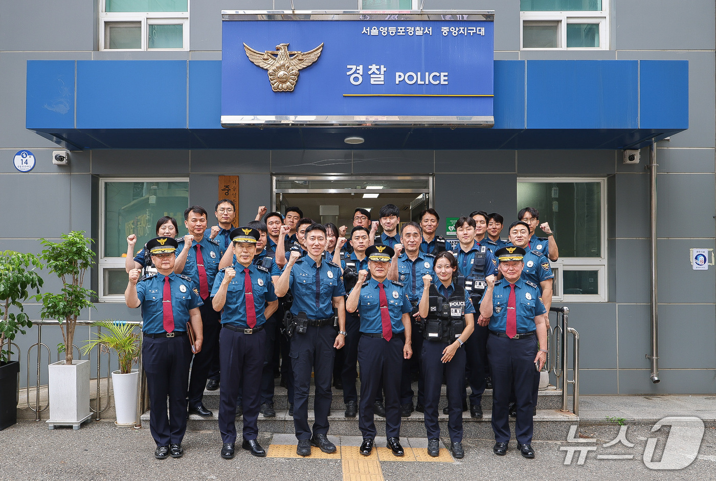 (서울=뉴스1) = 김종철 경찰청장 직무대행이 추석 연휴를 앞둔 23일 서울 영등포서 중앙지구대를 방문, 현장 경찰관들을 격려한 후 기념촬영을 하고 있다. (경찰청 제공. 재판매 …