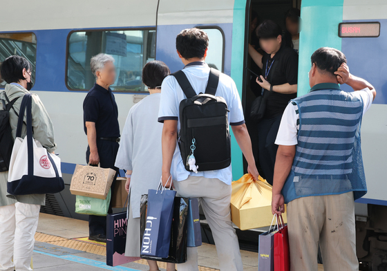 대전역·터미널 낮부터 '북적'…짧은 추석 연휴에 이른 귀성행렬