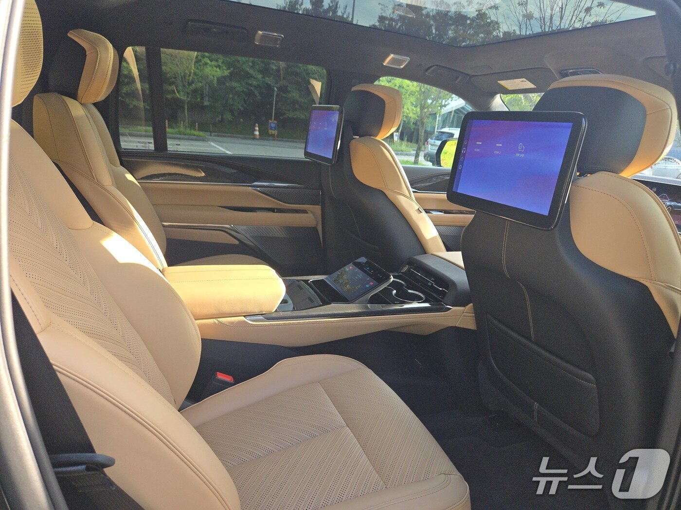 본문 이미지 - 캐딜락 대형 전기 SUV '에스컬레이드 IQL' 2열 실내 모습. 2026.8.26/뉴스1 김성식 기자