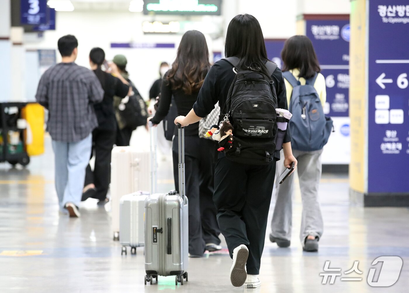 본문 이미지 - 추석 연휴를 하루 앞둔 23일 오후 대구 동구 동대구역이 귀성객으로 붐비고 있다. 2026.9.23 ⓒ 뉴스1 공정식 기자