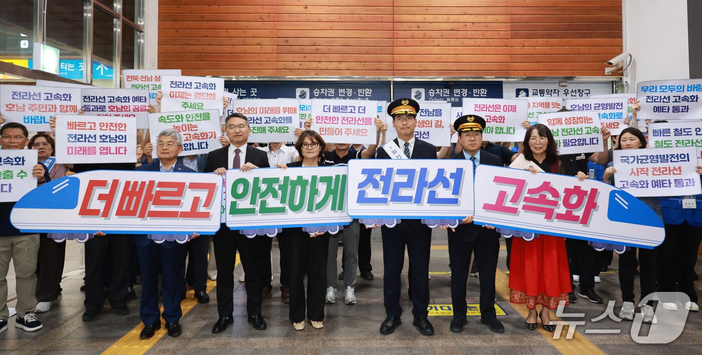 본문 이미지 -  23일 이원택 전북지사가 1일 전주역 1일 명예역장에 위촉된 뒤 전라선 고속화 사업의 예비타당성조사 통과를 촉구하는  피켓 행상에 참여하고 있다.(전북도 제공. 재판매 및 DB 금지)/뉴스1