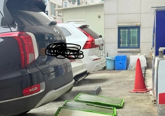 "주차장 바닥에 깔린 가래떡을 차 매연으로 건조"…매연향 떡집 '논란'