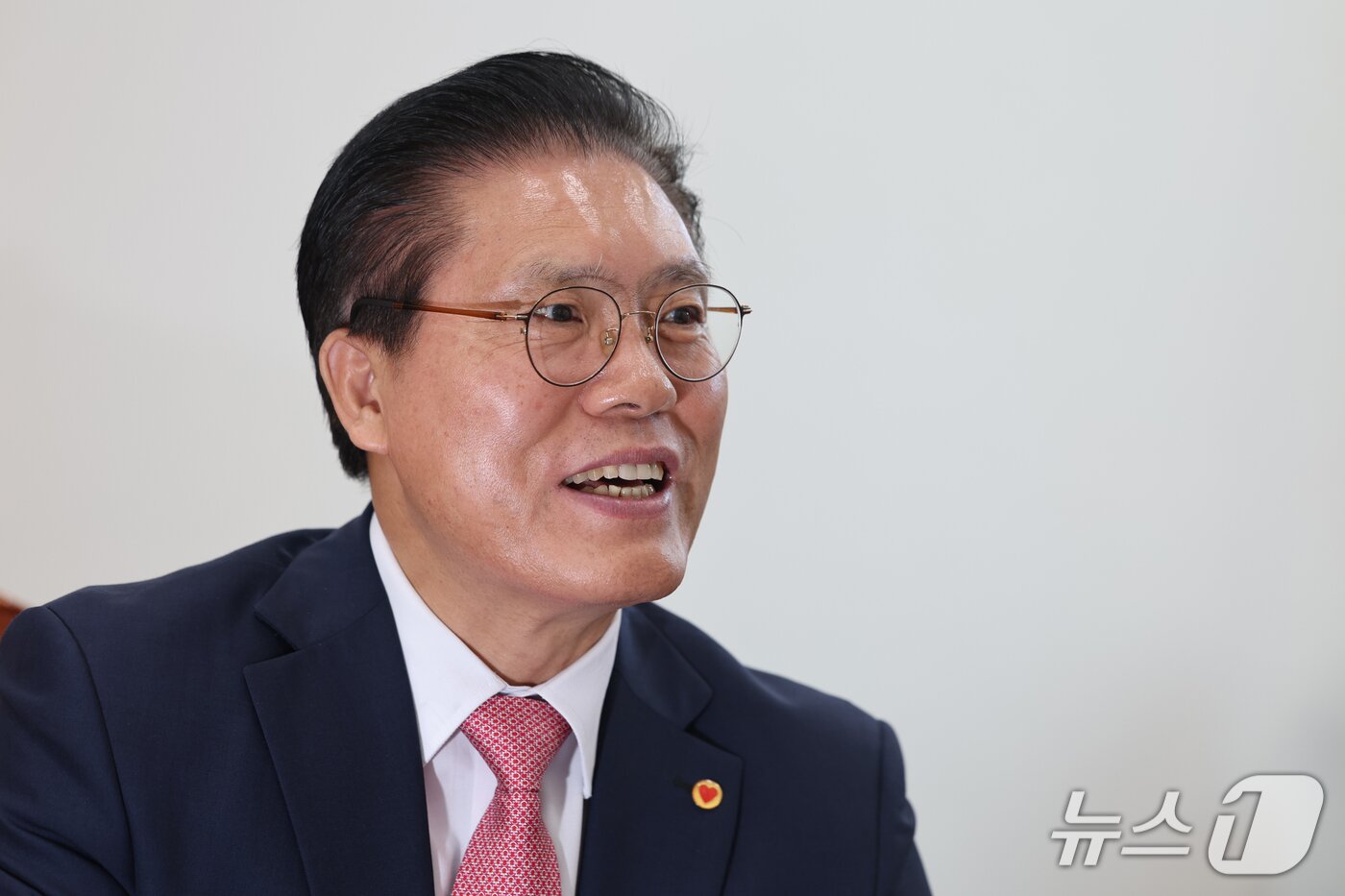 본문 이미지 - 송석준 국회 외교통일위원회 위원장이 지난 23일 서울 여의도 국회에서 뉴스1과 인터뷰를 하고 있다. 2026.9.23 ⓒ 뉴스1 황기선 기자
