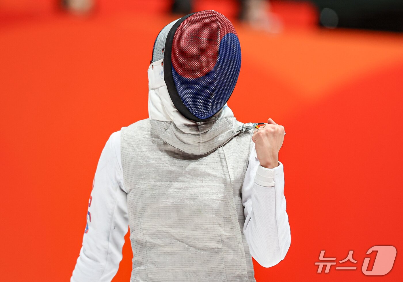 본문 이미지 - 대한민국 박지희가 23일 일본 도코나메시 아이치 스카이 엑스포홀에서 열린 2026 아이치·나고야 아시안게임 펜싱 여자 플뢰레 준결승에서 우즈베키스탄 폴리나 볼로부에바를 꺾고 기뻐하고 있다. 2026.9.23 ⓒ 뉴스1 김도우 기자