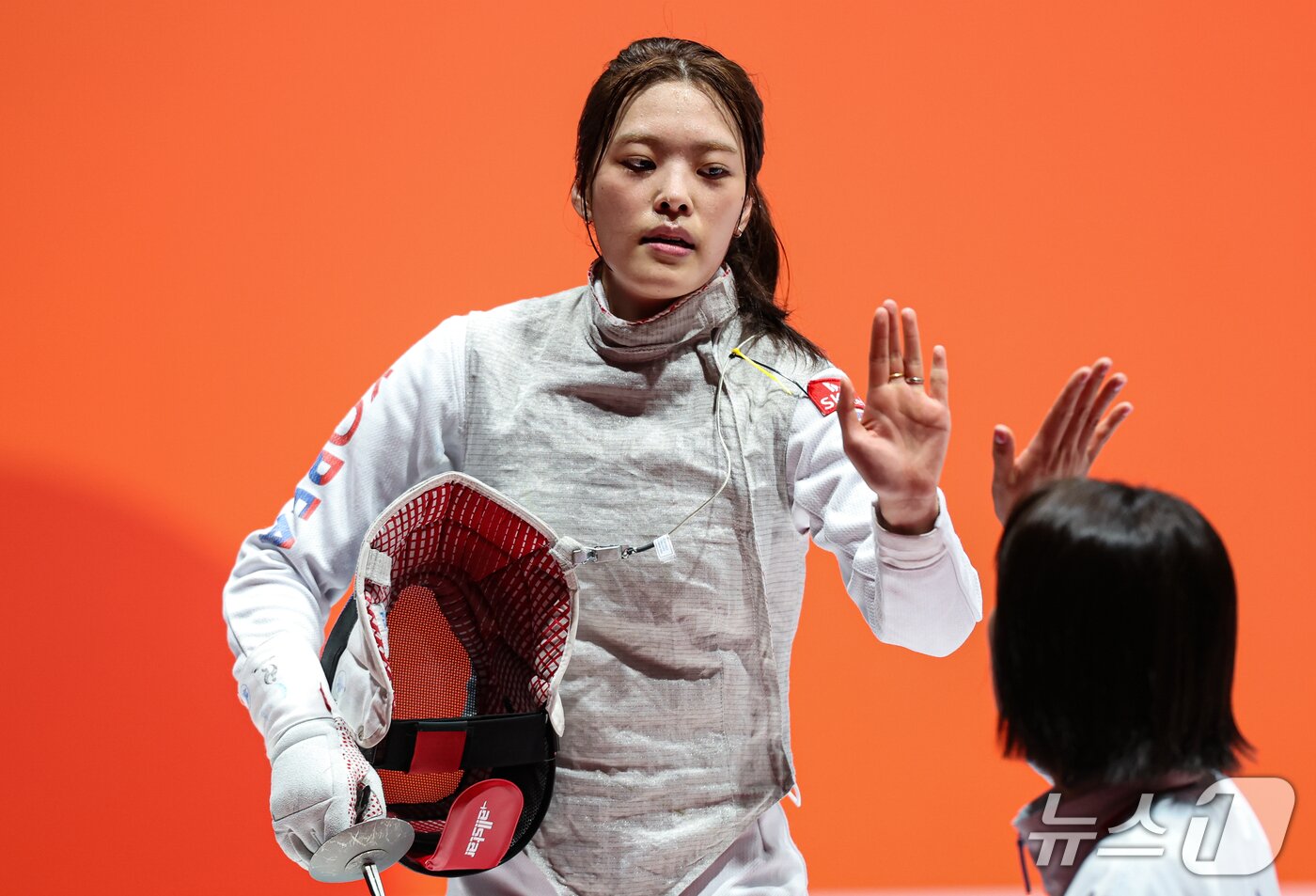 본문 이미지 - 대한민국 박지희가 23일 일본 도코나메시 아이치 스카이 엑스포홀에서 열린 2026 아이치·나고야 아시안게임 펜싱 여자 플뢰레 준결승에서 우즈베키스탄 폴리나 볼로부에바를 꺾고 기뻐하고 있다. 2026.9.23 ⓒ 뉴스1 김도우 기자