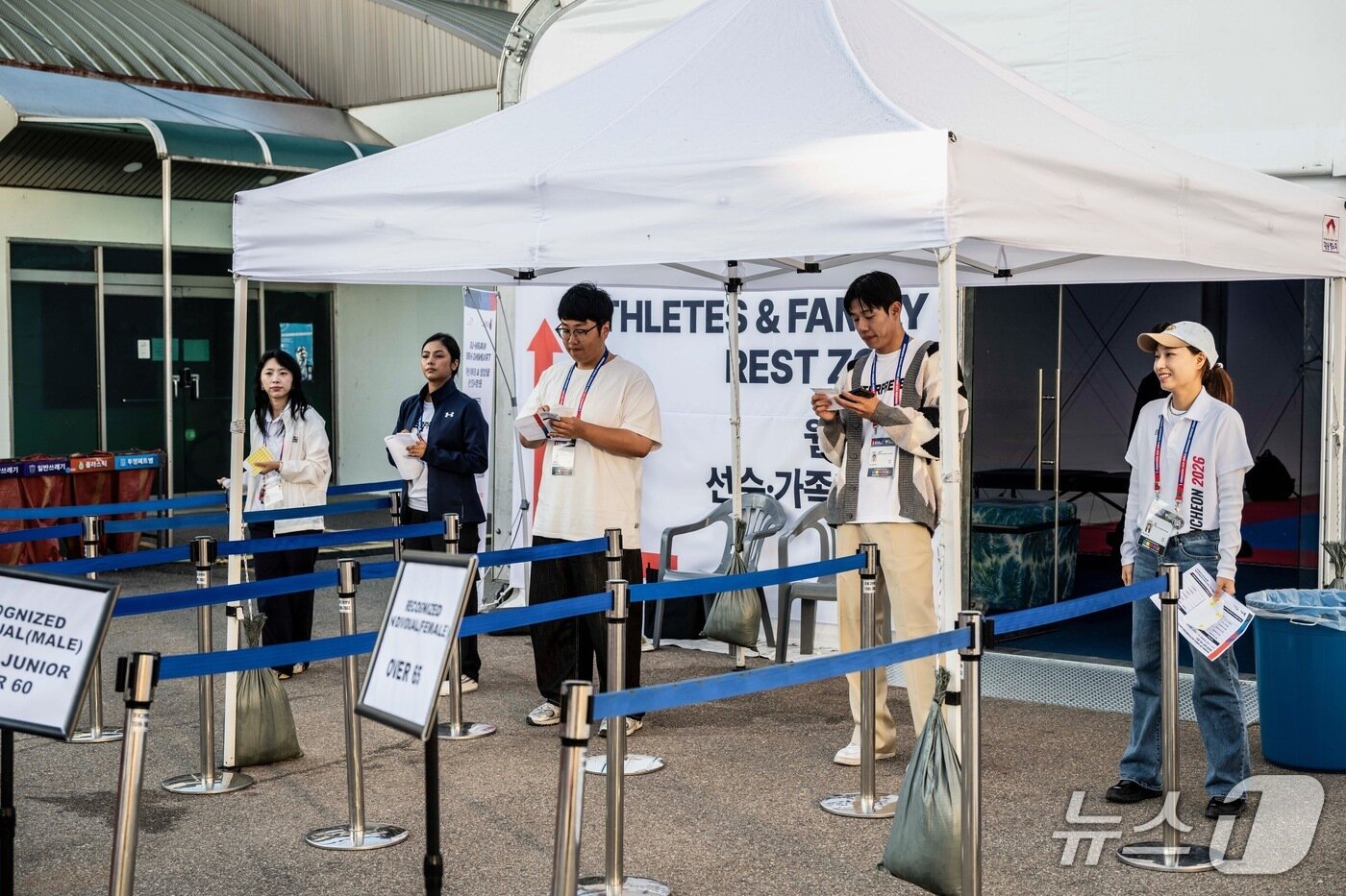 본문 이미지 - 춘천 2026 세계태권도품새선수권대회 종사자들.(춘천시 제공. 재판매 및 DB 금지)