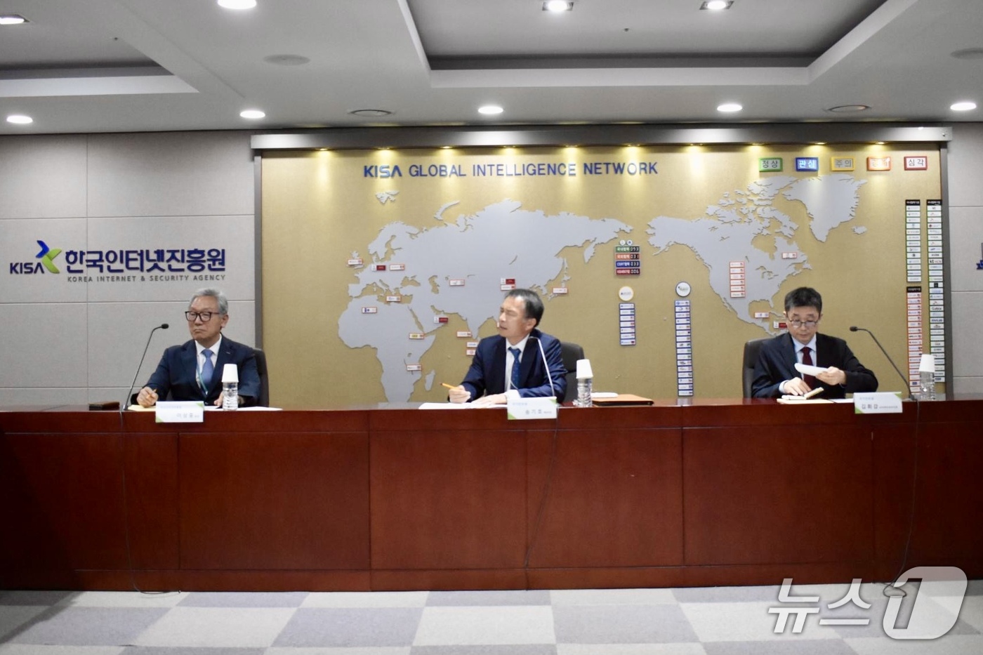 (서울=뉴스1) 이재명 기자 = 송기호 국가안보실 3차장이 23일 한국인터넷진흥원에 마련된 민·관·군 합동 사이버상황실을 찾아 추석 연휴기간 사이버위협 모니터링 및 비상대응 체계를 …