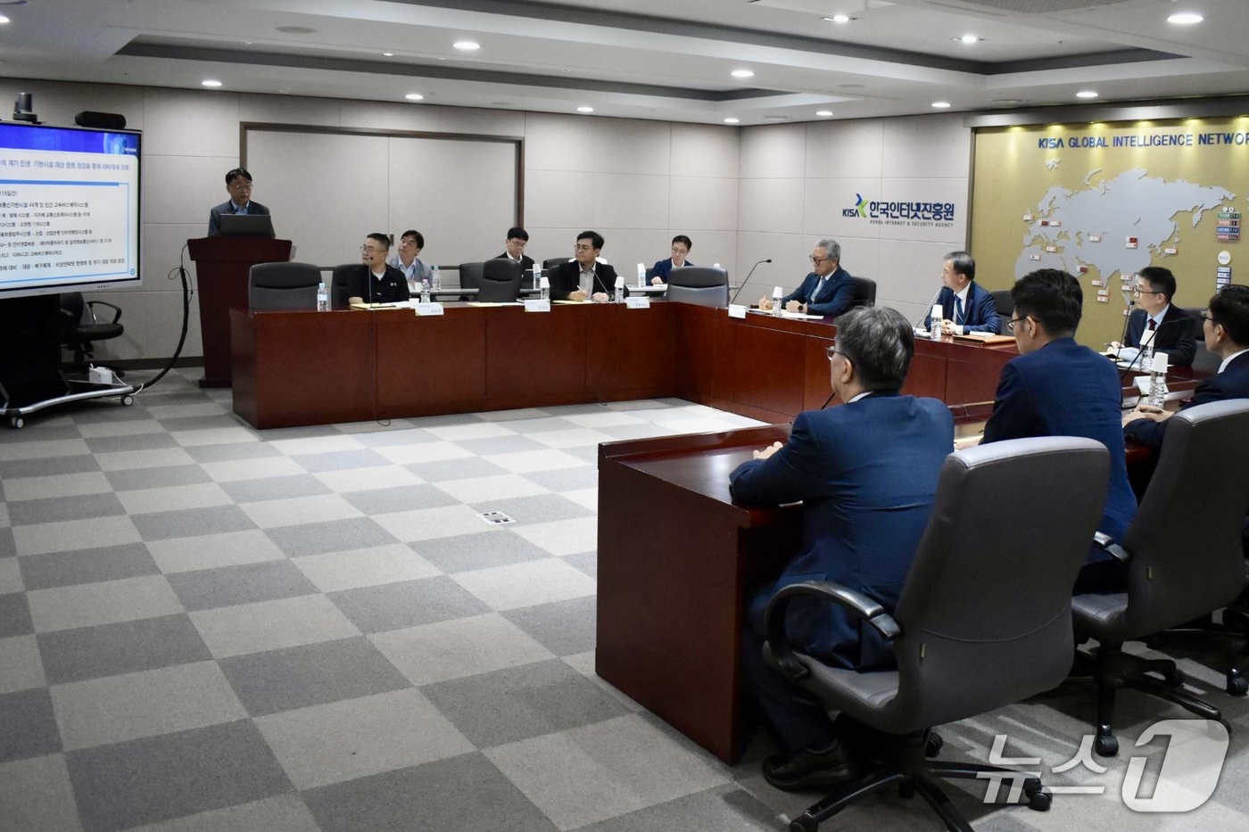 (서울=뉴스1) 이재명 기자 = 송기호 국가안보실 3차장이 23일 한국인터넷진흥원에 마련된 민·관·군 합동 사이버상황실을 찾아 추석 연휴기간 사이버위협 모니터링 및 비상대응 체계를 …