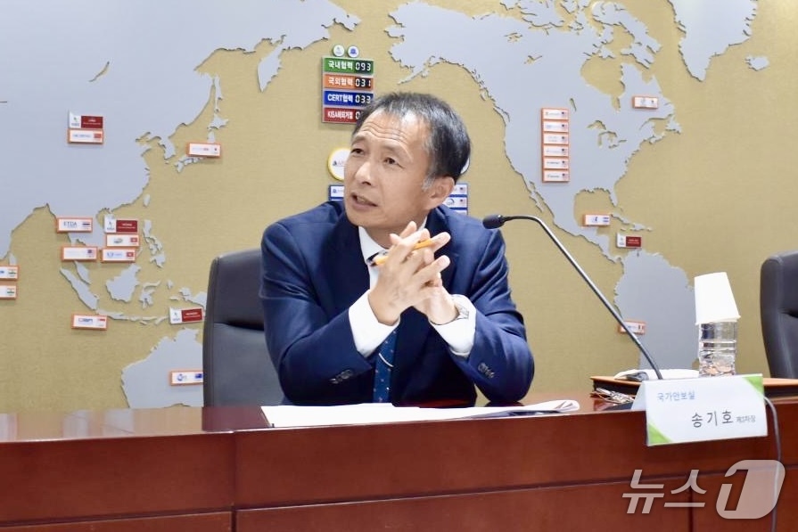 (서울=뉴스1) 이재명 기자 = 송기호 국가안보실 3차장이 23일 한국인터넷진흥원에 마련된 민·관·군 합동 사이버상황실을 찾아 추석 연휴기간 사이버위협 모니터링 및 비상대응 체계를 …