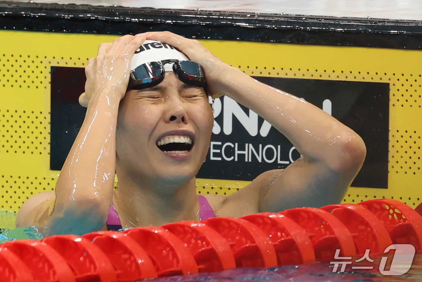 (도쿄=뉴스1) 김민지 기자 = 23일 도쿄 아쿠아틱스 센터에서 열린 2026 아이치·나고야 아시안게임 여자 100m 접영 결승에서 경기를 마친 안세현이 기록을 확인 후 아쉬워하고 …