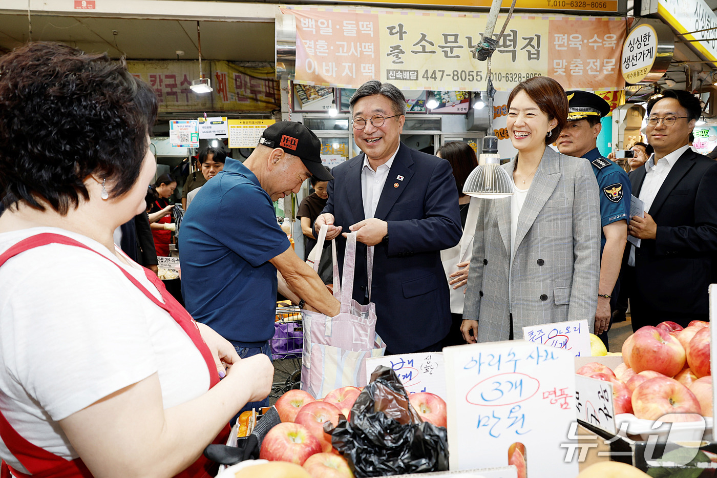 (서울=뉴스1) = 윤호중 행정안전부 장관이 23일 오전 서울 광진구 자양전통시장을 방문해 추석 물가 동향 등을 살펴보며 시장 상인들을 격려하고 있다. (행정안전부 제공, 재판매 …