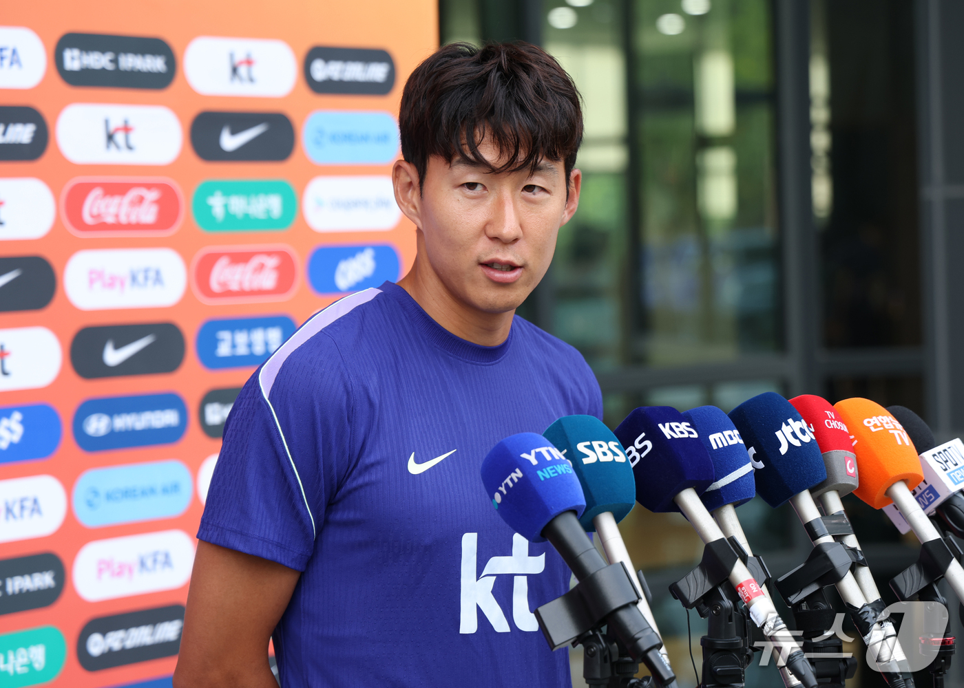 (천안=뉴스1) 김영운 기자 = 대한민국 축구대표팀 손흥민이 23일 충남 천안시 서북구 코리아풋볼파크에서 열린 공식기자회견에서 취재진의 질문에 답하고 있다.대표팀은 24일 에콰도르 …