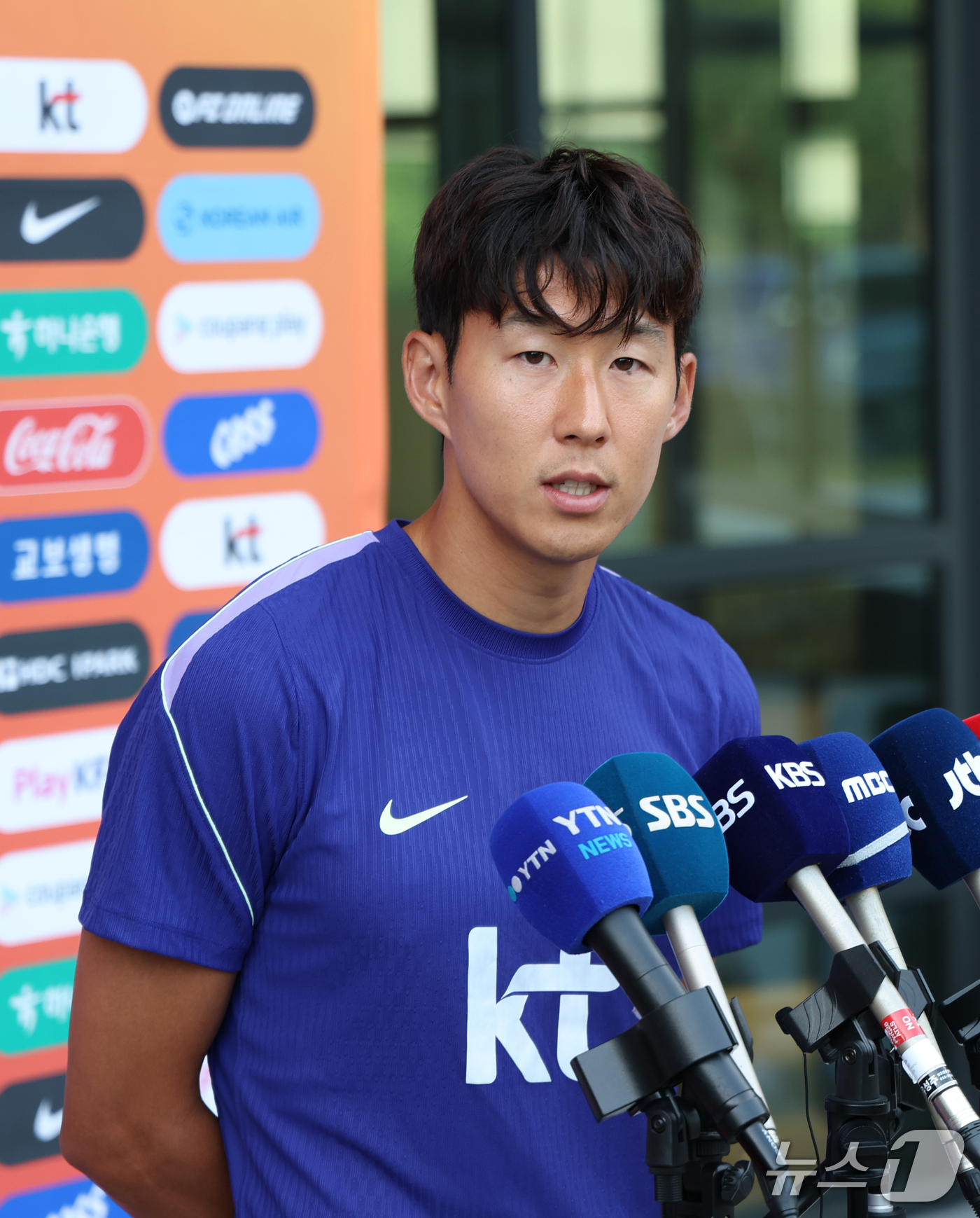 (천안=뉴스1) 김영운 기자 = 대한민국 축구대표팀 손흥민이 23일 충남 천안시 서북구 코리아풋볼파크에서 열린 공식기자회견에서 취재진의 질문에 답하고 있다.대표팀은 24일 에콰도르 …