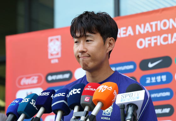 日 매체도 주목한 손흥민 '7번' 호칭 논란…"한국 축구 내홍 계속될 듯"