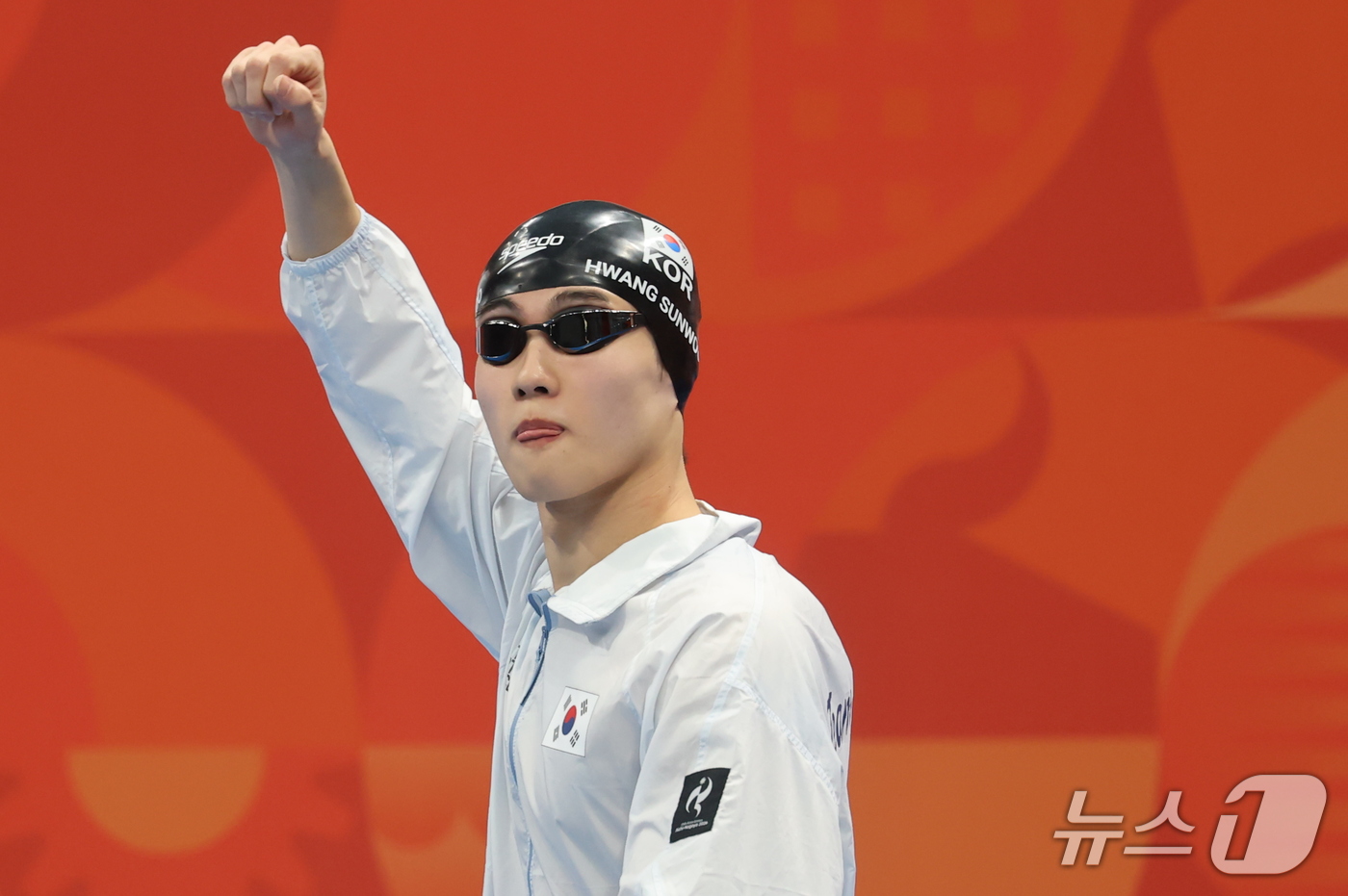 (도쿄=뉴스1) 김민지 기자 = 23일 도쿄 아쿠아틱스 센터에서 열린 2026 아이치·나고야 아시안게임 남자 자유형 200m 결승에서 황선우가 주먹을 번쩍 들며 입장하고 있다. 황 …