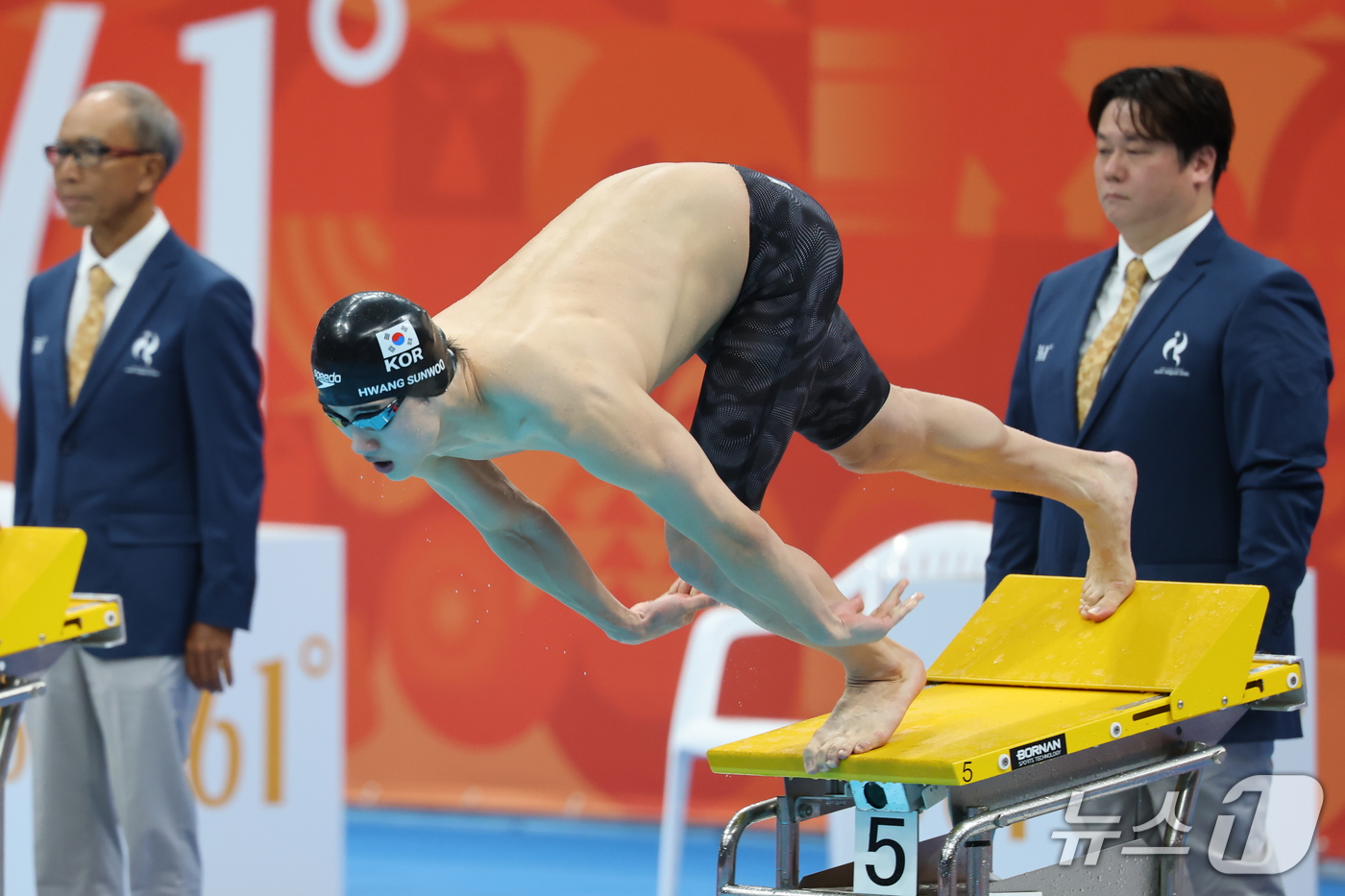 (도쿄=뉴스1) 김민지 기자 = 23일 도쿄 아쿠아틱스 센터에서 열린 2026 아이치·나고야 아시안게임 남자 자유형 200m 결승에서 황선우가 출발 하고 있다. 황선우는 1분44초 …