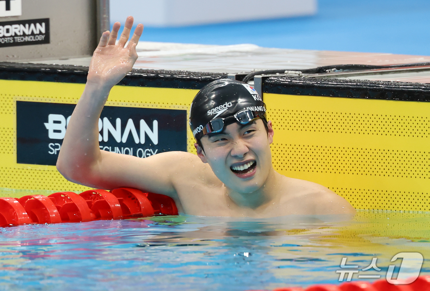 (도쿄=뉴스1) 김민지 기자 = 23일 도쿄 아쿠아틱스 센터에서 열린 2026 아이치·나고야 아시안게임 남자 자유형 200m 결승에서 경기를 마친 황선우가 기록을 확인하고 있다. …
