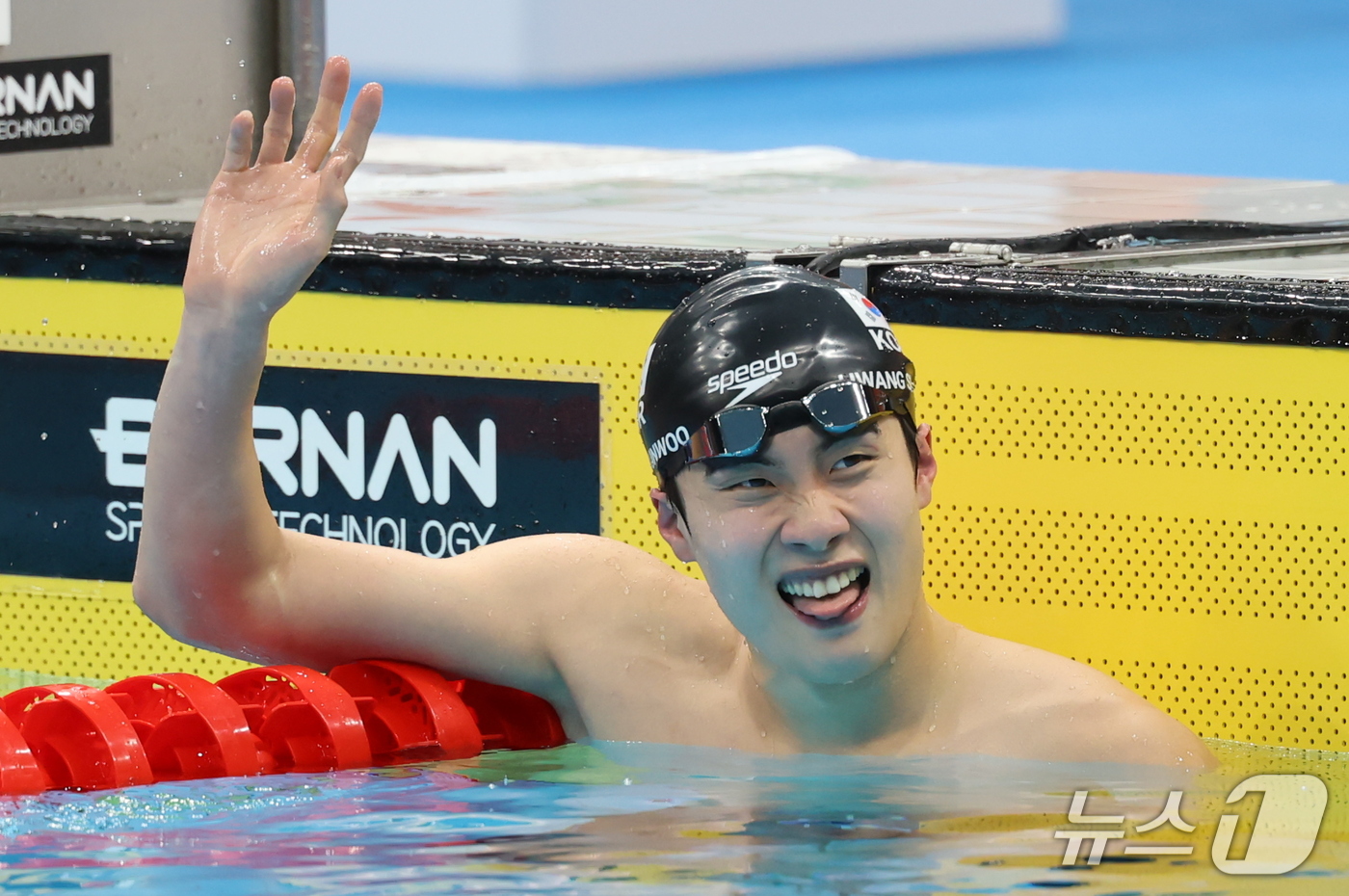 (도쿄=뉴스1) 김민지 기자 = 23일 도쿄 아쿠아틱스 센터에서 열린 2026 아이치·나고야 아시안게임 남자 자유형 200m 결승에서 경기를 마친 황선우가 미소를 짓고 있다. 황선 …
