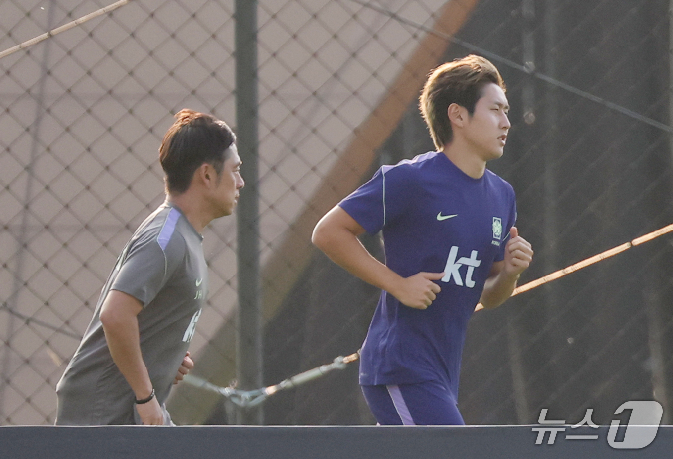 (천안=뉴스1) 김영운 기자 = 한국 축구대표팀 이강인이 23일 충남 천안시 서북구 코리아풋볼파크에서 열린 공식훈련에서 훈련을 하고 있다.대표팀은 24일 에콰도르(수원)와 맞대결을 …