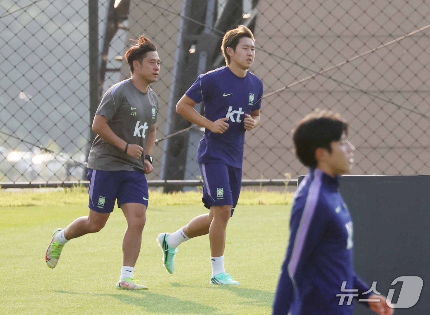 (천안=뉴스1) 김영운 기자 = 한국 축구대표팀 이강인이 23일 충남 천안시 서북구 코리아풋볼파크에서 열린 공식훈련에서 훈련을 하고 있다.대표팀은 24일 에콰도르(수원)와 맞대결을 …