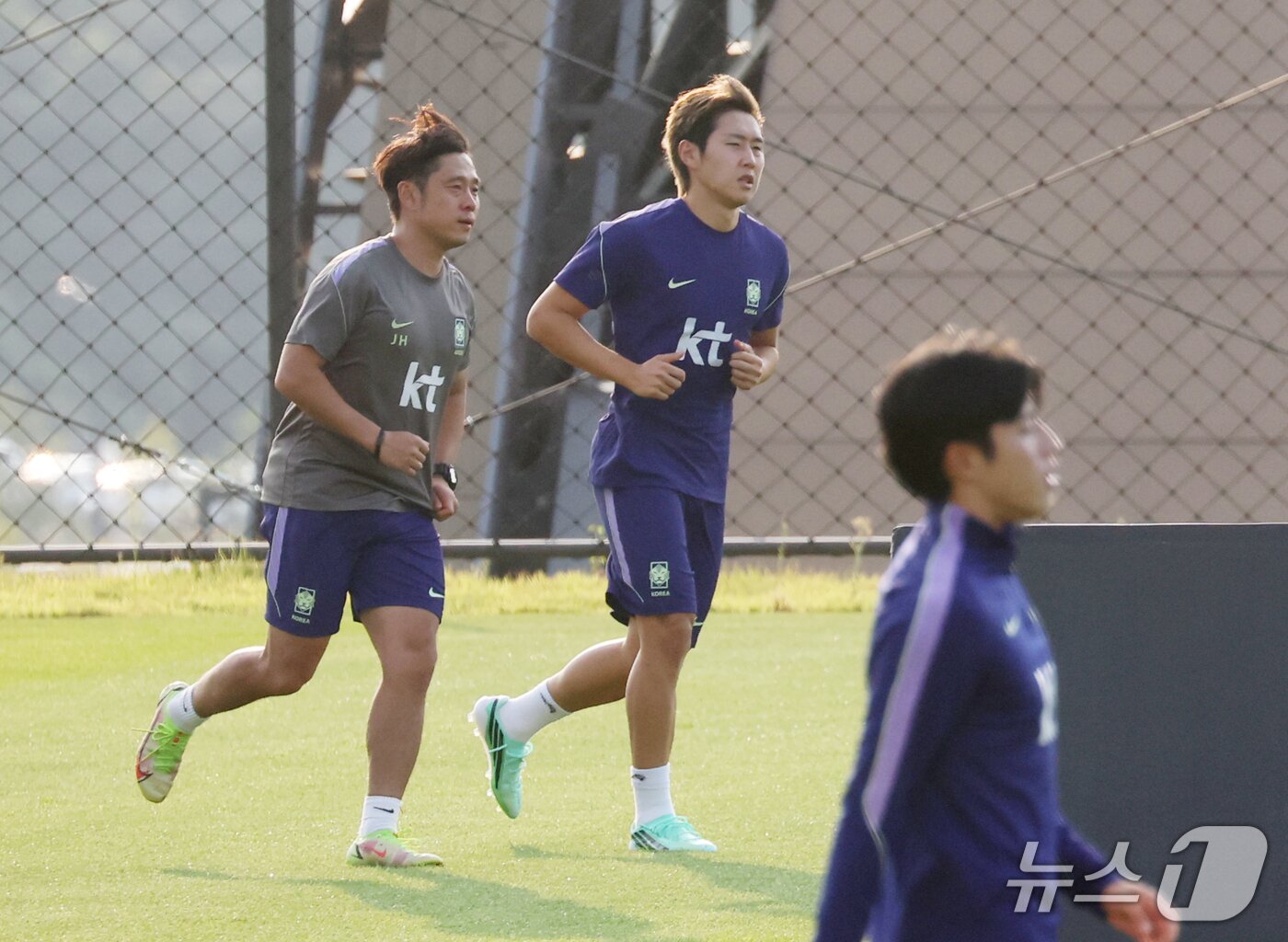 본문 이미지 - 한국 축구대표팀 이강인이 23일 충남 천안시 서북구 코리아풋볼파크에서 열린 공식훈련에서 훈련을 하고 있다. 대표팀은 24일 에콰도르(수원)와 맞대결을 시작으로 28일 우루과이(서울), 10월 2일 베네수엘라(울산), 10월 6일 우즈베키스탄(용인)과 차례로 경기한다. 2026.9.23 ⓒ 뉴스1 김영운 기자
