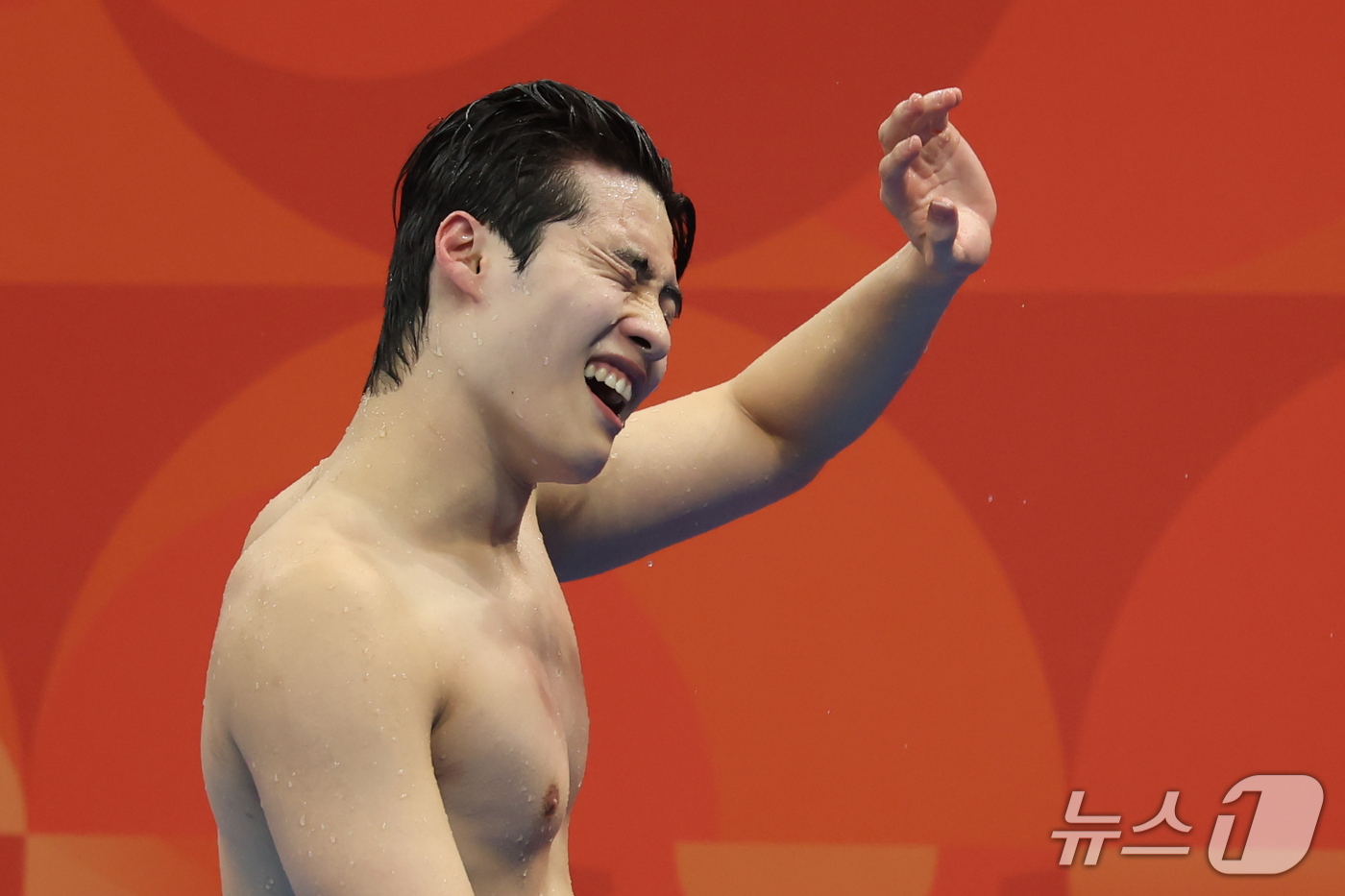 (도쿄=뉴스1) 김민지 기자 = 23일 도쿄 아쿠아틱스 센터에서 열린 2026 아이치·나고야 아시안게임 남자 자유형 200m 결승에서 경기를 마친 황선우가 인사를 하고 있다. 황선 …