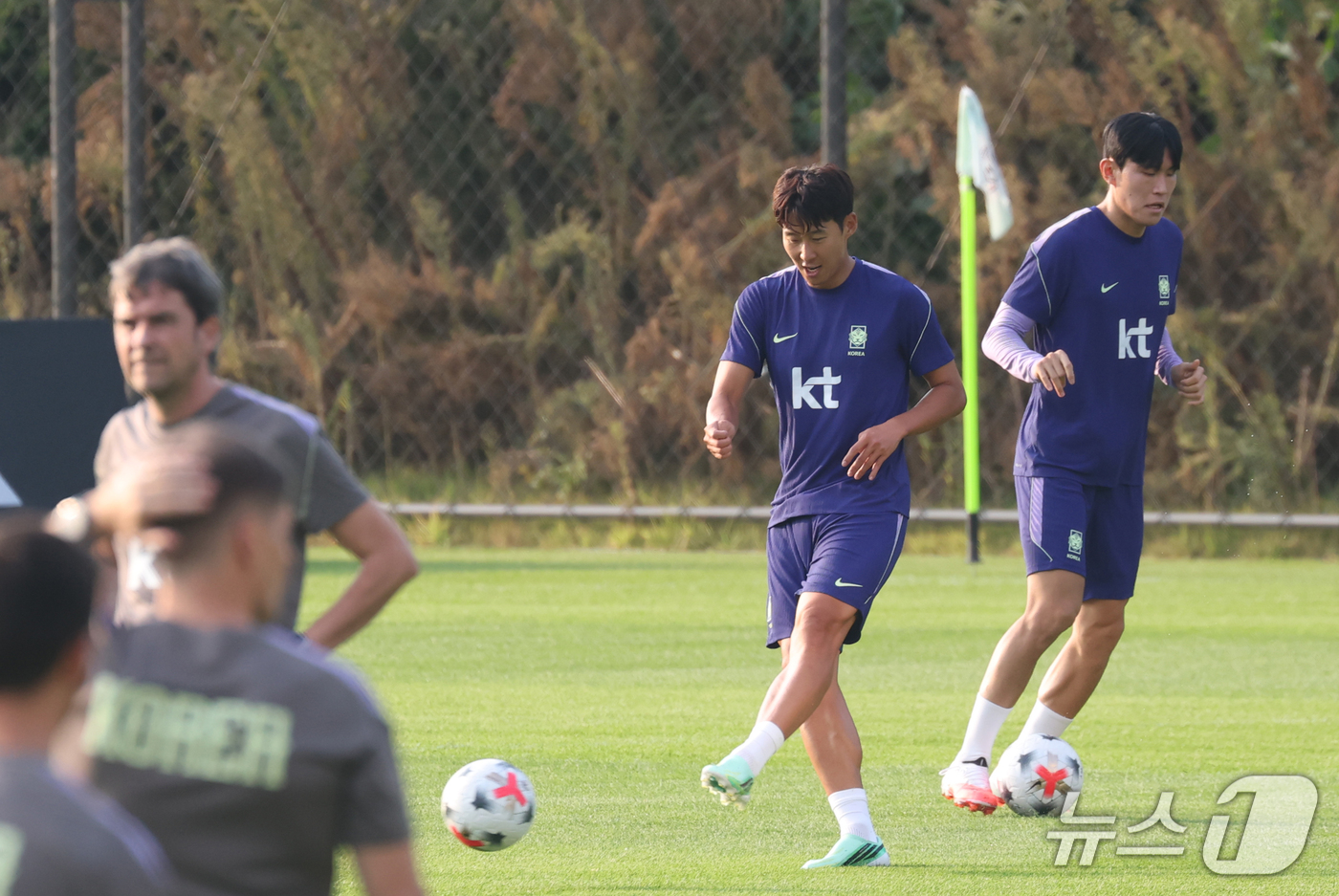 (천안=뉴스1) 김영운 기자 = 한국 축구대표팀 손흥민이 23일 충남 천안시 서북구 코리아풋볼파크에서 열린 공식훈련에서 훈련을 하고 있다.대표팀은 24일 에콰도르(수원)와 맞대결을 …