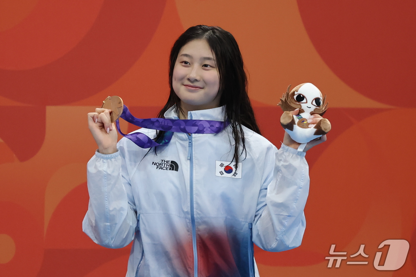 (도쿄=뉴스1) 김민지 기자 = 23일 도쿄 아쿠아틱스 센터에서 열린 2026 아이치·나고야 아시안게임 여자 100m 배영 시상식에서 김승원이 동메달을 들고 포즈를 취하고 있다. …