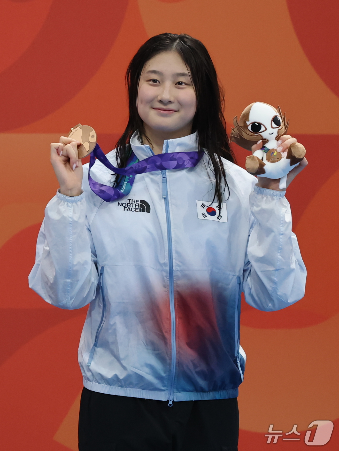 (도쿄=뉴스1) 김민지 기자 = 23일 도쿄 아쿠아틱스 센터에서 열린 2026 아이치·나고야 아시안게임 여자 100m 배영 시상식에서 김승원이 동메달을 들고 포즈를 취하고 있다. …
