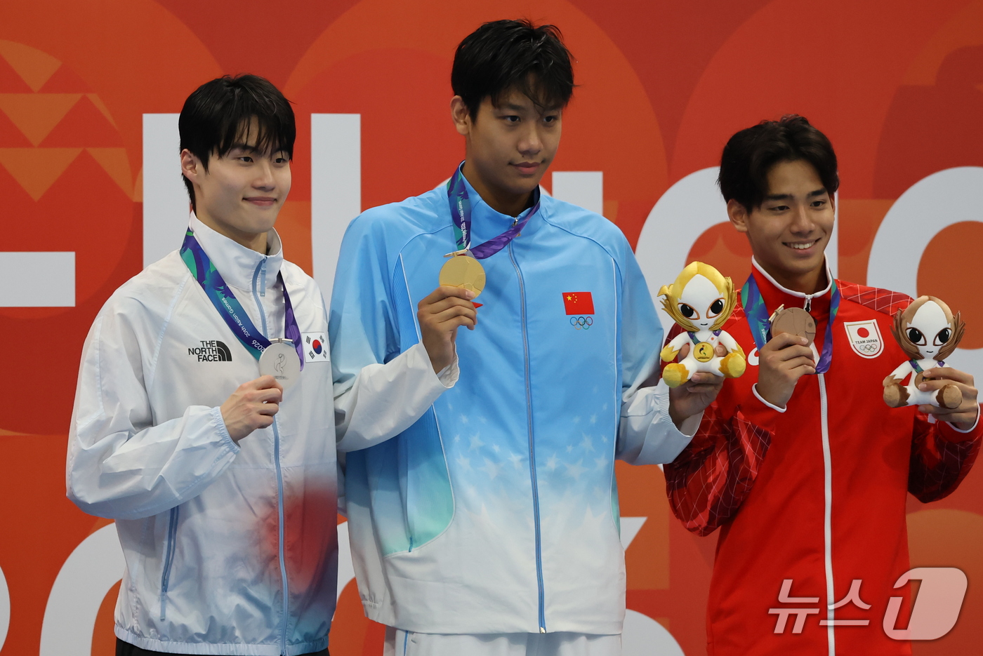 (도쿄=뉴스1) 김민지 기자 = 23일 도쿄 아쿠아틱스 센터에서 열린 2026 아이치·나고야 아시안게임 남자 자유형 200m 시상식에서 황선우(왼쪽)가 은메달을 들고 기념촬영을 하 …