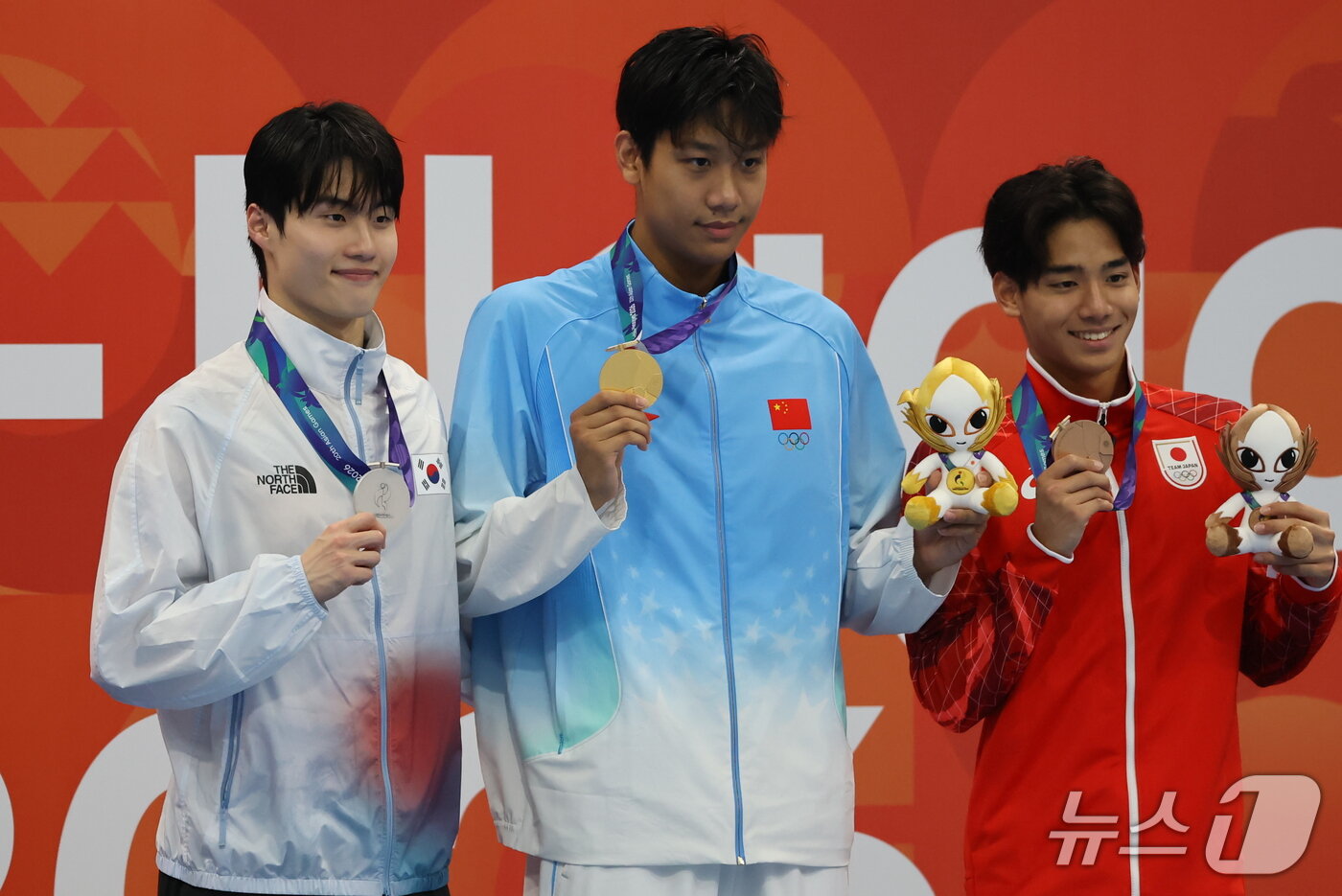 본문 이미지 - 자유형 200m에서 은메달을 딴 황선우(왼쪽)ⓒ 뉴스1 김민지 기자