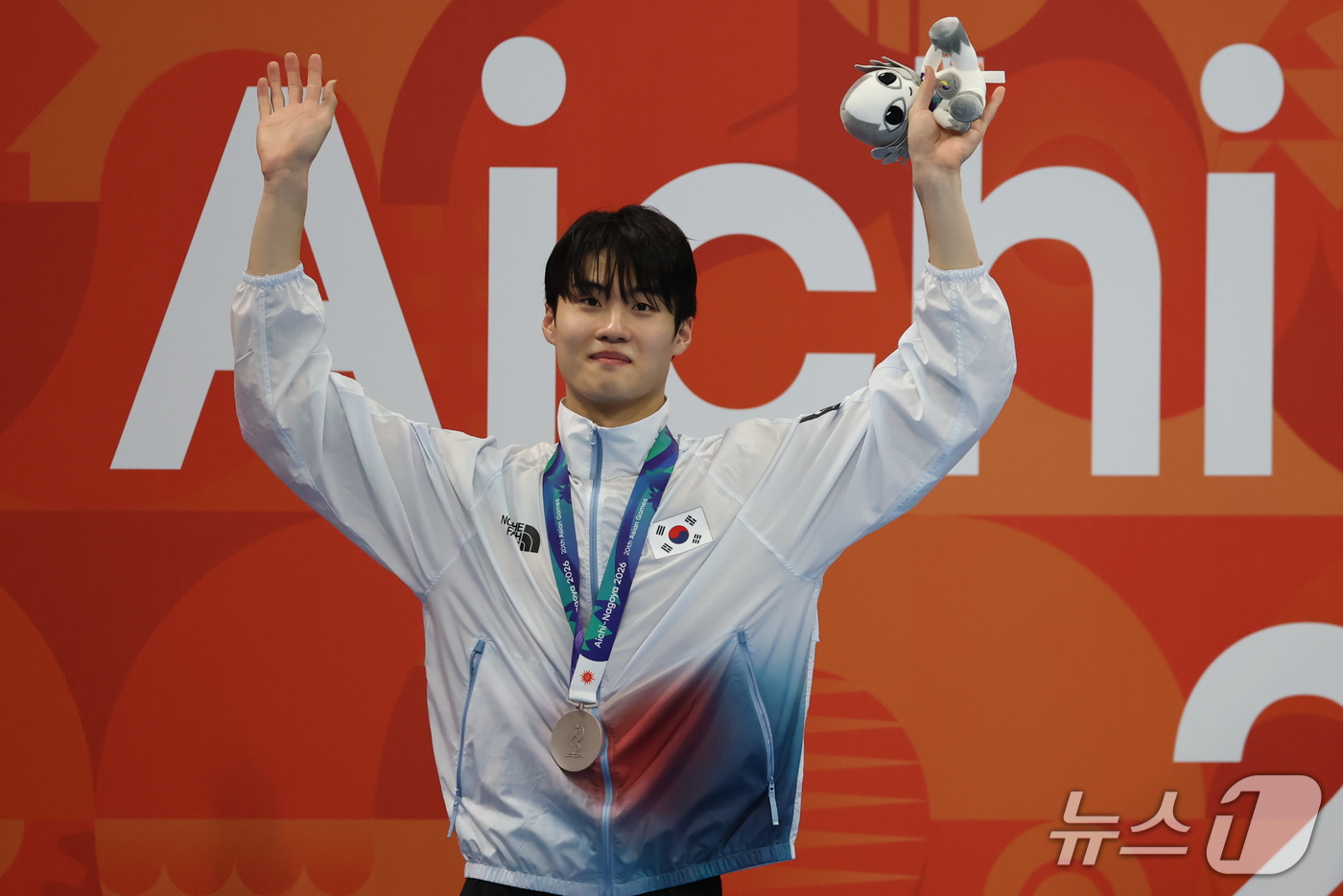 (도쿄=뉴스1) 김민지 기자 = 23일 도쿄 아쿠아틱스 센터에서 열린 2026 아이치·나고야 아시안게임 남자 자유형 200m 시상식에서 황선우가 은메달을 받고 포즈를 취하고 있다. …