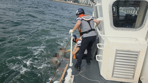 광안대교 인근까지 핀수영 나간 20대 2명…체력 고갈로 구조