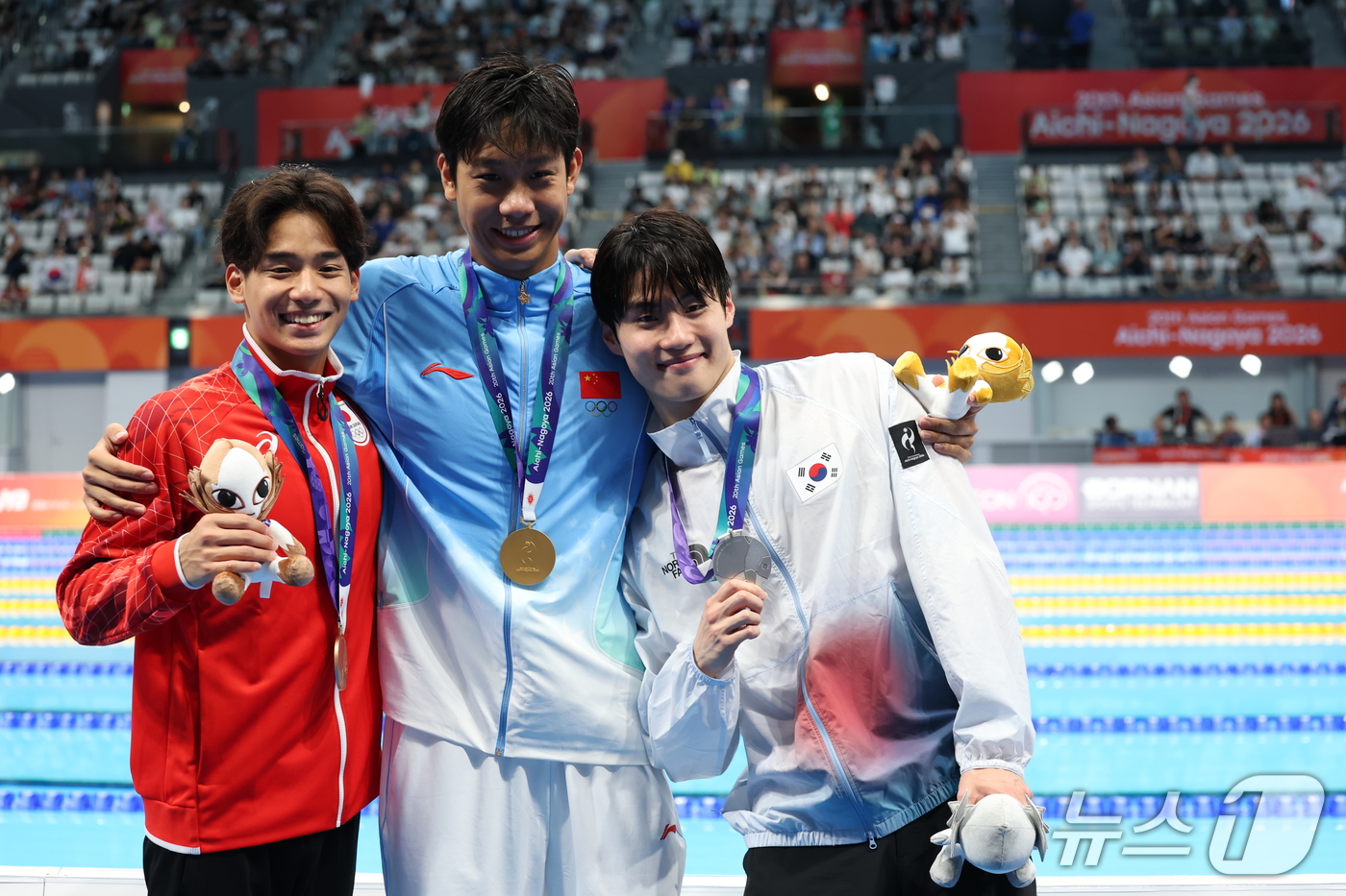 (도쿄=뉴스1) 김민지 기자 = 23일 도쿄 아쿠아틱스 센터에서 열린 2026 아이치·나고야 아시안게임 남자 자유형 200m 결승 시상식에서 은메달을 차지한 황선우가 금메달 중국의 …