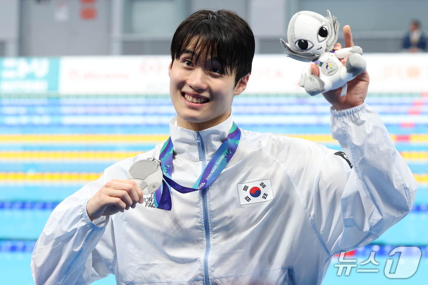 (도쿄=뉴스1) 김민지 기자 = 23일 도쿄 아쿠아틱스 센터에서 열린 2026 아이치·나고야 아시안게임 남자 자유형 200m 결승 시상식에서 은메달을 차지한 황선우가 기념촬영을 하 …