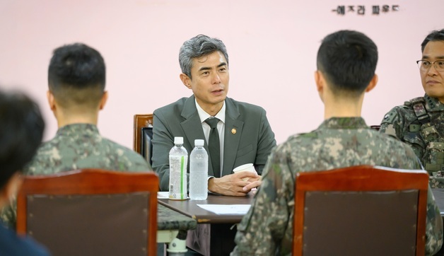 강신철, DMZ 폭발 사고 당한 25사단 방문…"적 도발 시 주저 말고 대응"