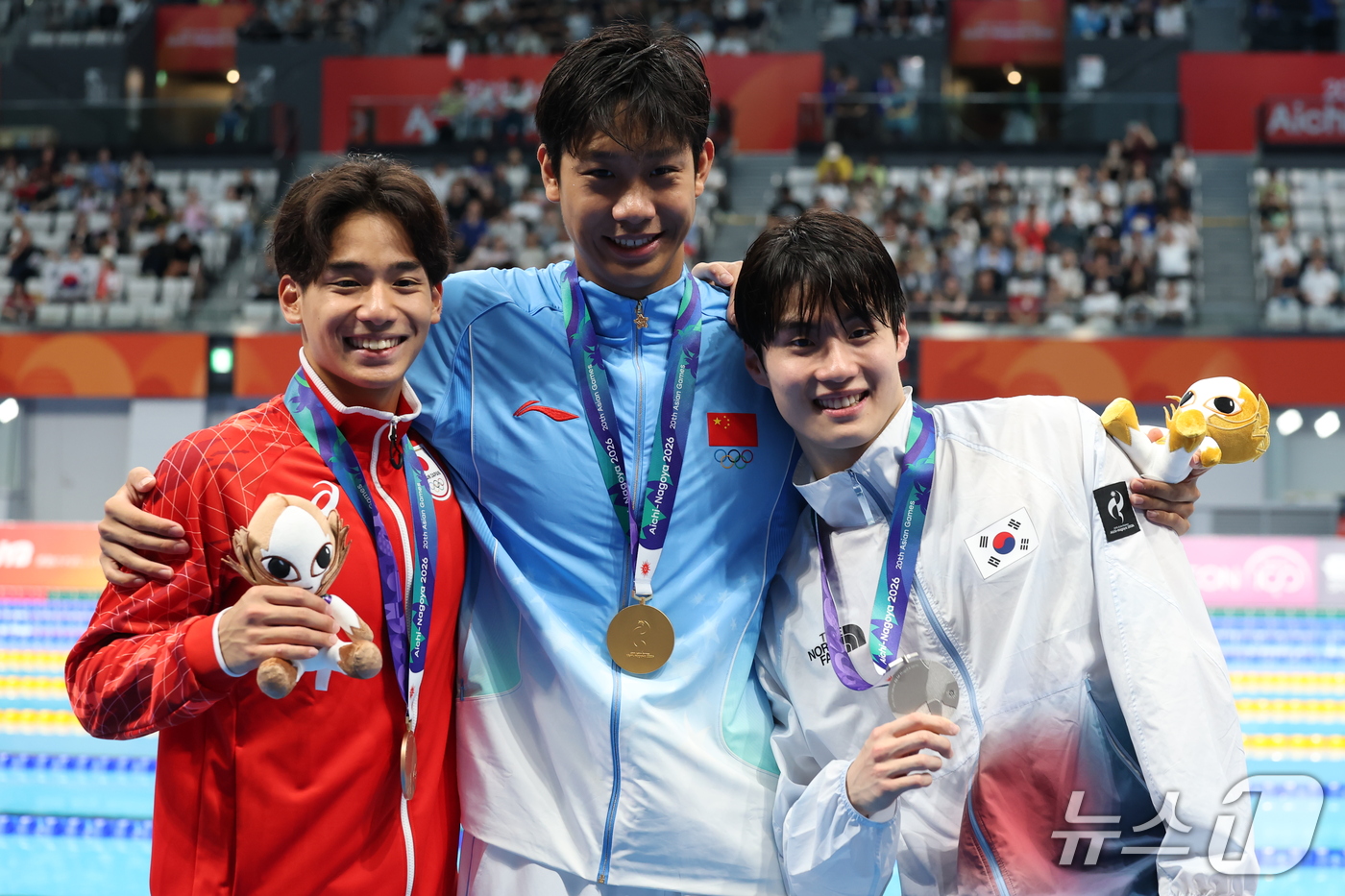 (도쿄=뉴스1) 김민지 기자 = 23일 도쿄 아쿠아틱스 센터에서 열린 2026 아이치·나고야 아시안게임 남자 자유형 200m 결승 시상식에서 은메달을 차지한 황선우가 금메달 중국의 …