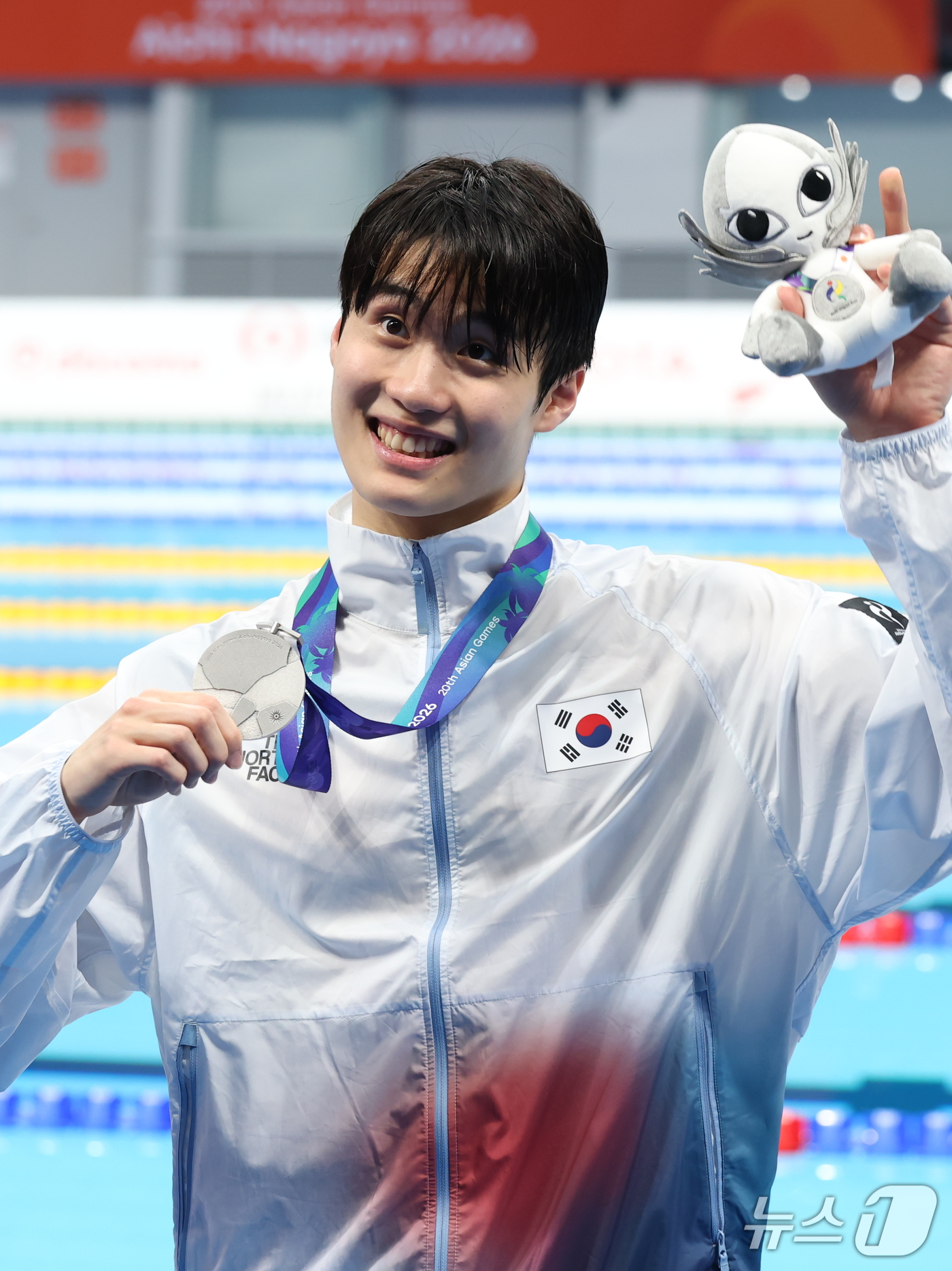 (도쿄=뉴스1) 김민지 기자 = 23일 도쿄 아쿠아틱스 센터에서 열린 2026 아이치·나고야 아시안게임 남자 자유형 200m 결승 시상식에서 은메달을 차지한 황선우가 기념촬영을 하 …
