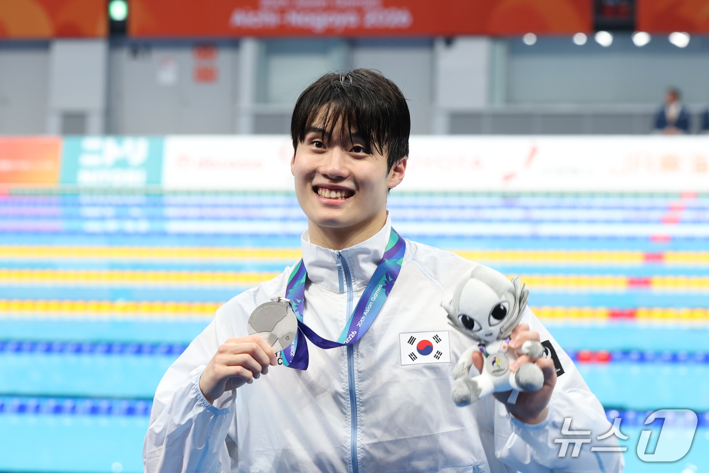 (도쿄=뉴스1) 김민지 기자 = 23일 도쿄 아쿠아틱스 센터에서 열린 2026 아이치·나고야 아시안게임 남자 자유형 200m 결승 시상식에서 은메달을 차지한 황선우가 기념촬영을 하 …
