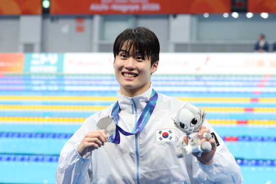 황선우 '은메달 미소'