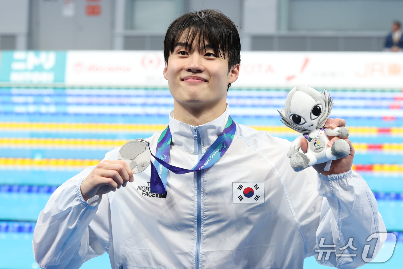 (도쿄=뉴스1) 김민지 기자 = 23일 도쿄 아쿠아틱스 센터에서 열린 2026 아이치·나고야 아시안게임 남자 자유형 200m 결승 시상식에서 은메달을 차지한 황선우가 기념촬영을 하 …