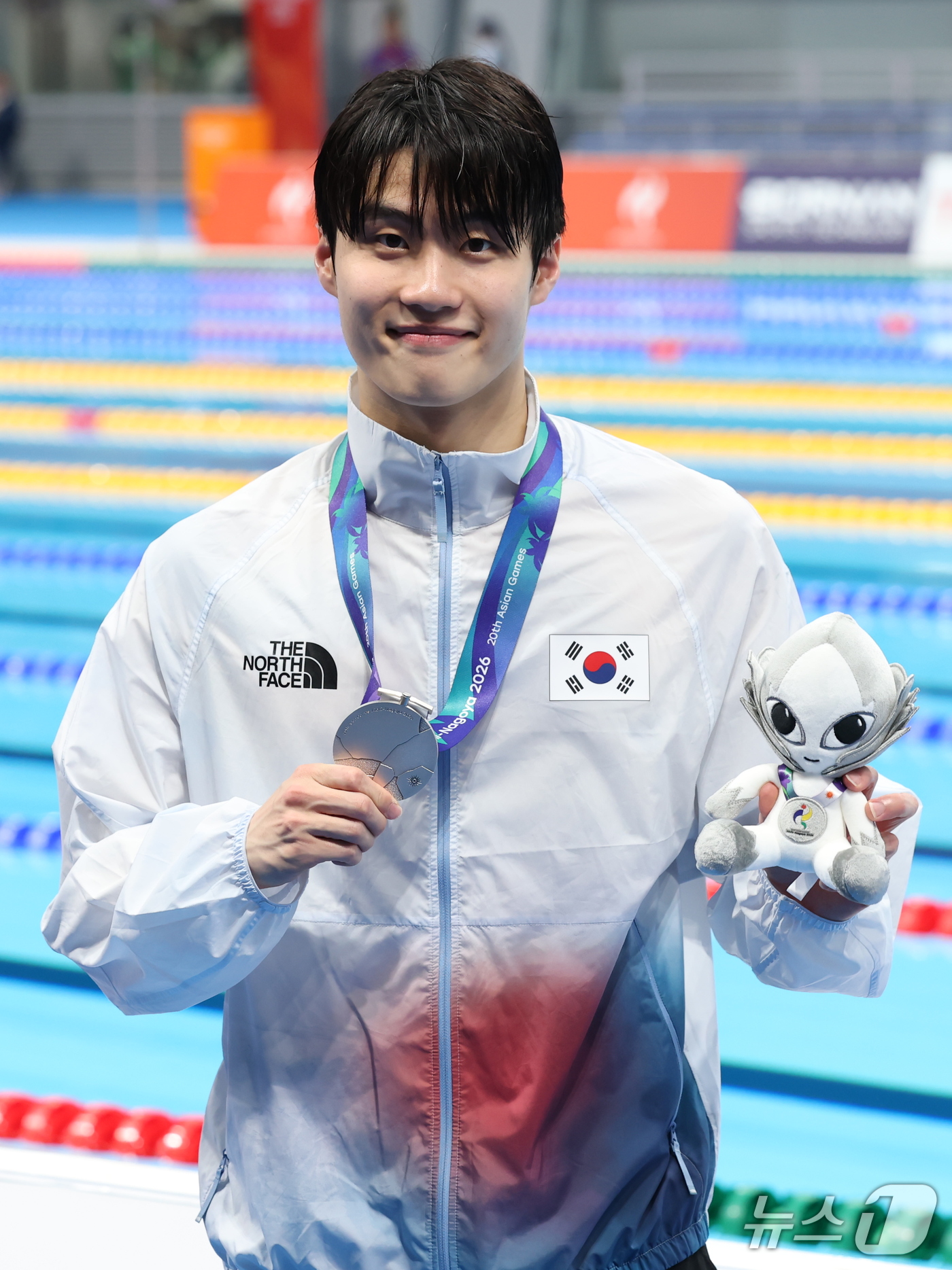(도쿄=뉴스1) 김민지 기자 = 23일 도쿄 아쿠아틱스 센터에서 열린 2026 아이치·나고야 아시안게임 남자 자유형 200m 결승 시상식에서 은메달을 차지한 황선우가 기념촬영을 하 …