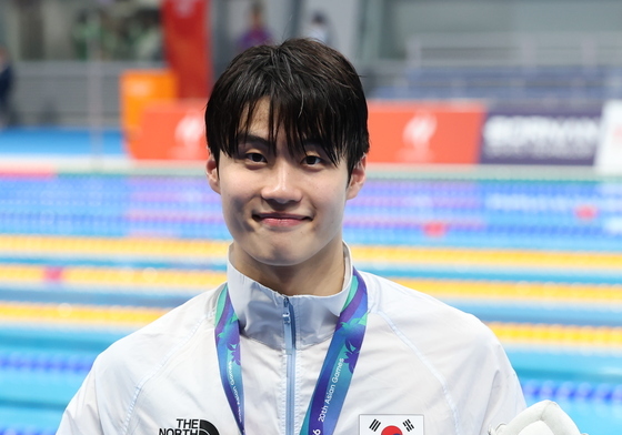 황선우 '은메달 들고'