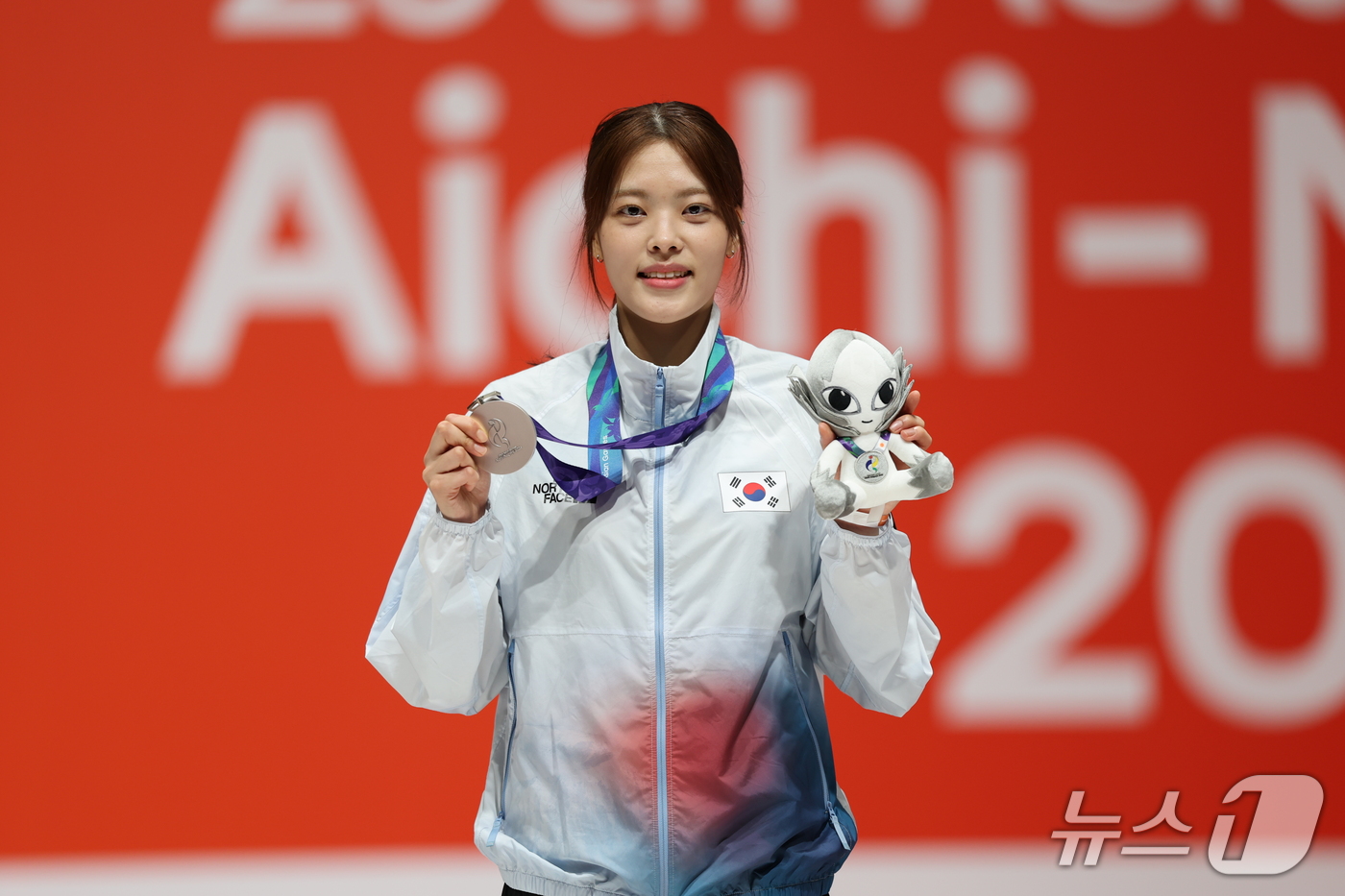 (도코나메=뉴스1) 김도우 기자 = 대한민국 박지희가 23일 일본 도코나메시 아이치 스카이 엑스포홀에서 열린 2026 아이치·나고야 아시안게임 펜싱 여자 플뢰레 시상식에서 은메달을 …