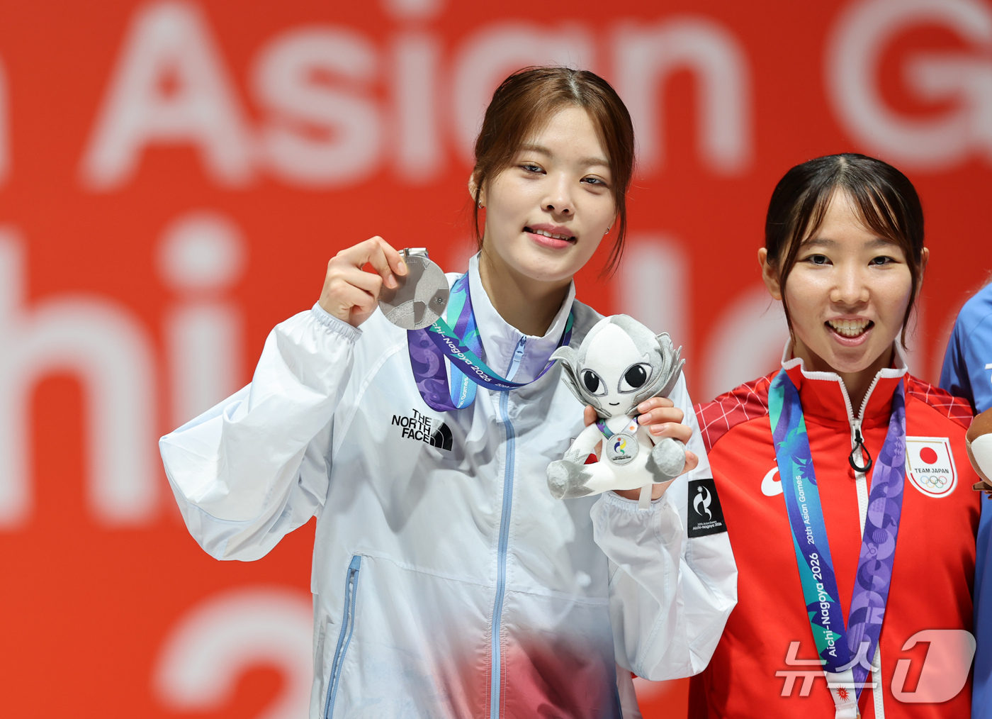 (도코나메=뉴스1) 김도우 기자 = 대한민국 박지희(왼쪽)가 23일 일본 도코나메시 아이치 스카이 엑스포홀에서 열린 2026 아이치·나고야 아시안게임 펜싱 여자 플뢰레 시상식에서 …