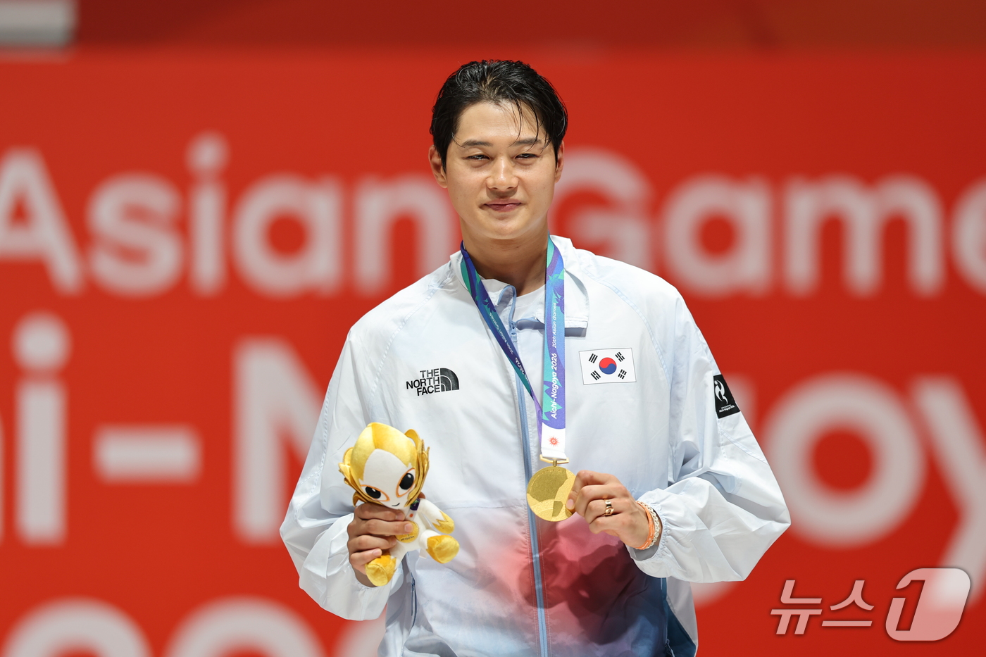(도코나메=뉴스1) 김도우 기자 = 대한민국 오상욱이 23일 일본 도코나메시 아이치 스카이 엑스포홀에서 열린 2026 아이치·나고야 아시안게임 펜싱 남자 사브르 시상식에서 금메달을 …