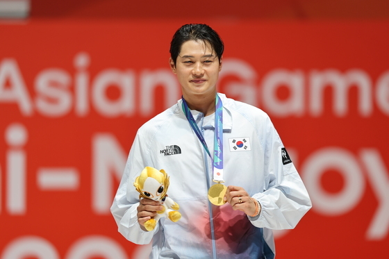 오상욱 '금메달 들고'